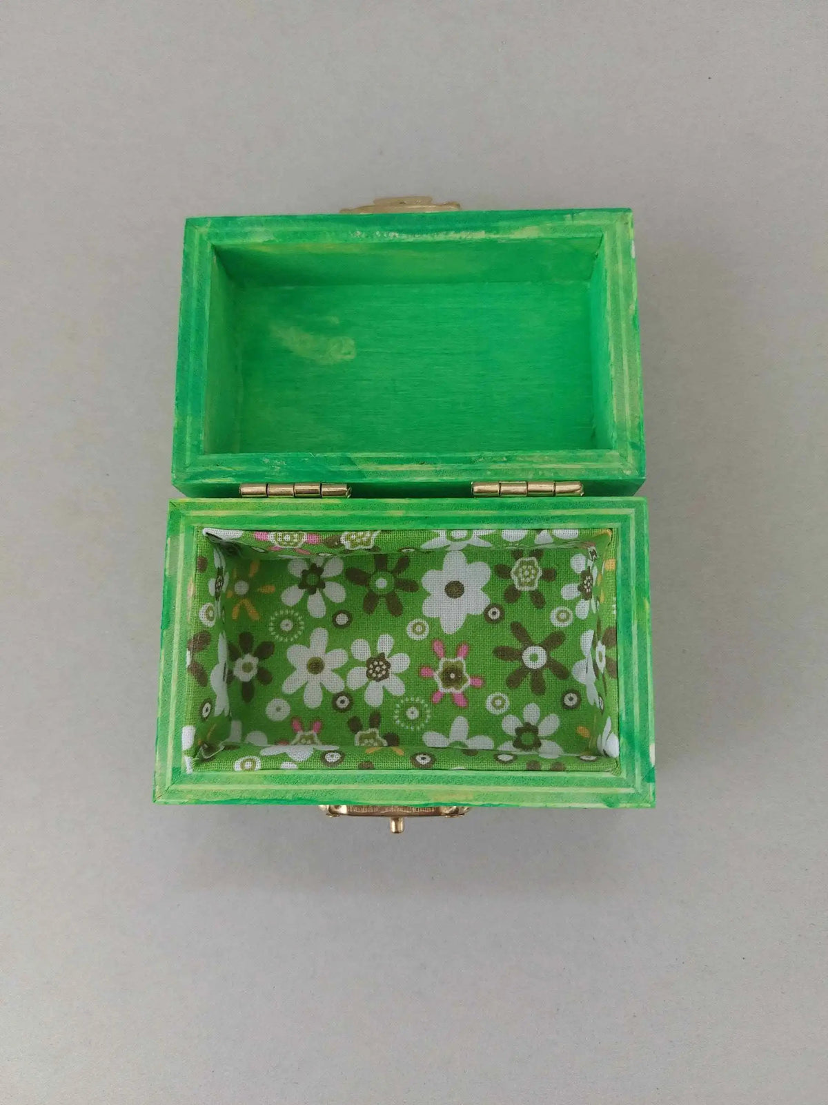 Hand‑Painted Daisy Trinket Box • Green Wooden Keepsake Box • Floral Jewellery Storage • Cottagecore Gift
